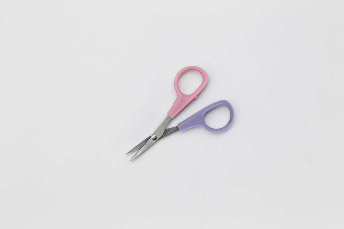 Broderisaks med buet blad