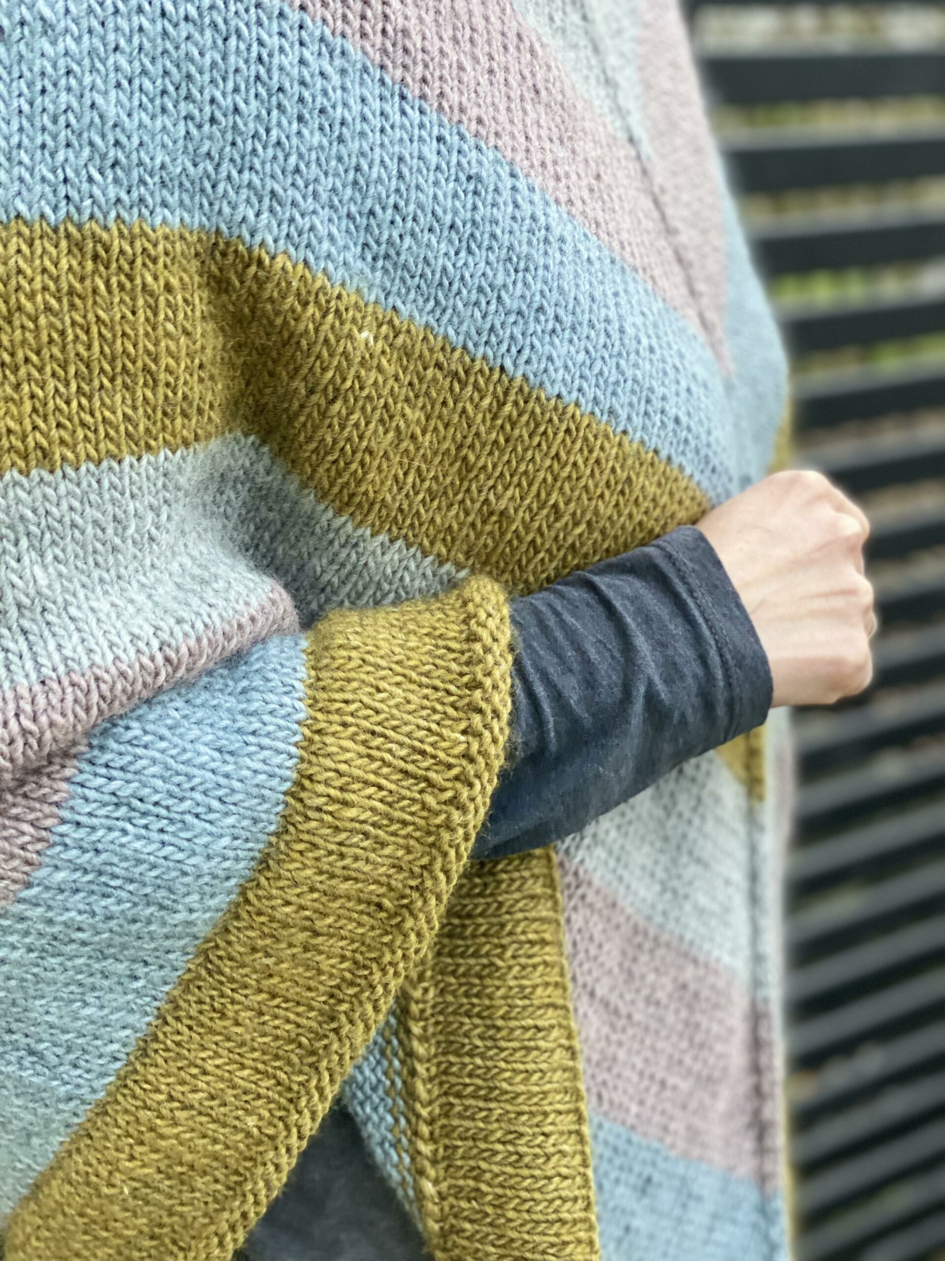 Klintholm garn stribet poncho